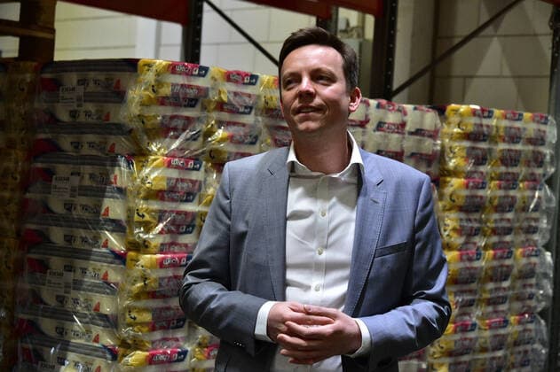 On Wednesday 25 3 2020, Saarlands Prime Minister Tobias Hans visits the EDEKA central warehouse in St Ingbert and gets an idea of the supply in the retail trade He encounters well-filled shelves and mountains of toilet paper, where Hans also makes himself a selfie with toilet paper