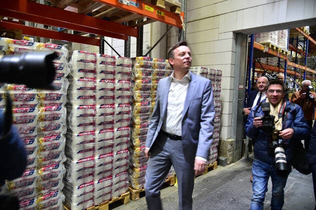 On Wednesday 25 3 2020, Saarlands Prime Minister Tobias Hans visits the EDEKA central warehouse in St Ingbert and gets an idea of the supply in the retail trade He encounters well-filled shelves and mountains of toilet paper, where Hans also makes himself a selfie with toilet paper