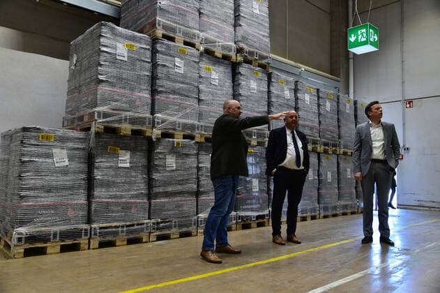 On Wednesday 25 3 2020, Saarlands Prime Minister Tobias Hans visits the EDEKA central warehouse in St Ingbert and gets an idea of the supply in the retail trade He encounters well-filled shelves and mountains of toilet paper, where Hans also makes himself a selfie with toilet paper