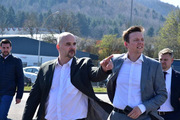 On Wednesday 25 3 2020, Saarlands Prime Minister Tobias Hans visits the EDEKA central warehouse in St Ingbert and gets an idea of the supply in the retail trade He encounters well-filled shelves and mountains of toilet paper, where Hans also makes himself a selfie with toilet paper