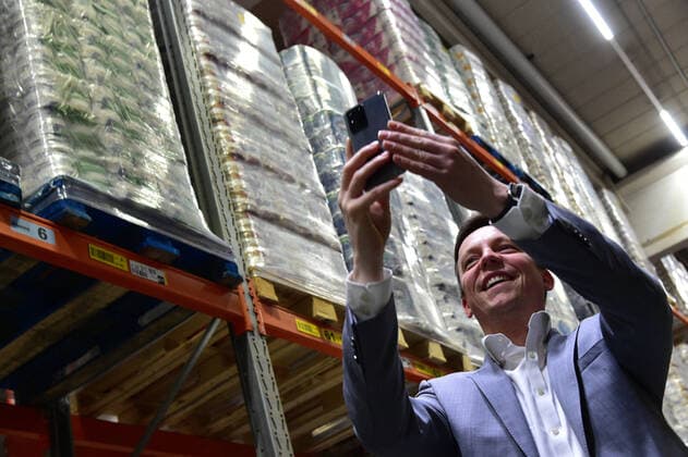 On Wednesday 25 3 2020, Saarlands Prime Minister Tobias Hans visits the EDEKA central warehouse in St Ingbert and gets an idea of the supply in the retail trade He encounters well-filled shelves and mountains of toilet paper, where Hans also makes himself a selfie with toilet paper bub