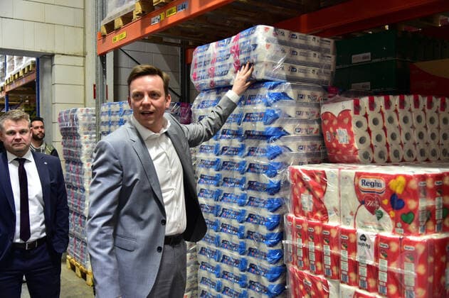On Wednesday 25 3 2020, Saarlands Prime Minister Tobias Hans visits the EDEKA central warehouse in St Ingbert and gets an idea of the supply in the retail trade He encounters well-filled shelves and mountains of toilet paper, where Hans also makes himself a selfie with toilet paper bub