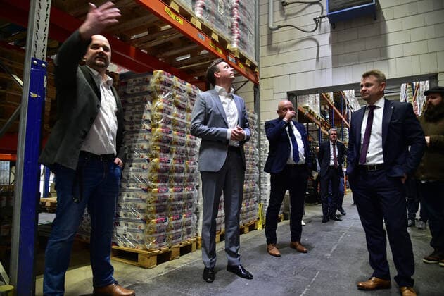 On Wednesday 25 3 2020, Saarlands Prime Minister Tobias Hans visits the EDEKA central warehouse in St Ingbert and gets an idea of the supply in the retail trade He encounters well-filled shelves and mountains of toilet paper, where Hans also makes himself a selfie with toilet paper bub