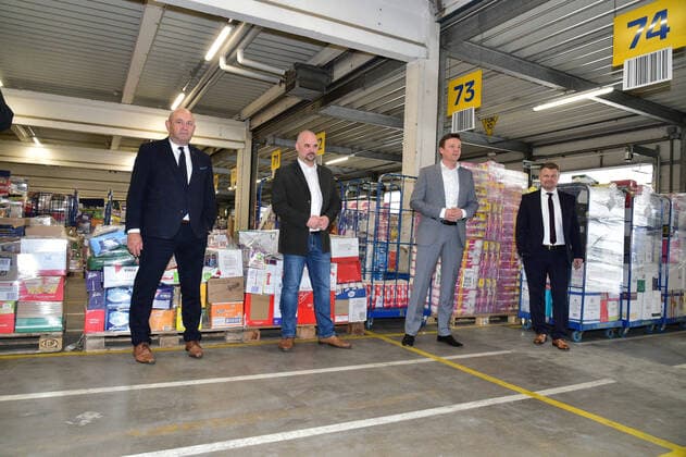 On Wednesday 25 3 2020, Saarlands Prime Minister Tobias Hans visits the EDEKA central warehouse in St Ingbert and gets an idea of the supply in the retail trade He encounters well-filled shelves and mountains of toilet paper, where Hans also makes himself a selfie with toilet paper