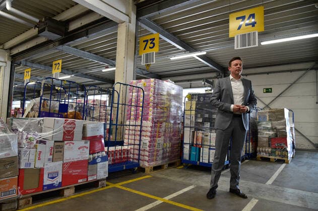 On Wednesday 25 3 2020, Saarlands Prime Minister Tobias Hans visits the EDEKA central warehouse in St Ingbert and gets an idea of the supply in the retail trade He encounters well-filled shelves and mountains of toilet paper, where Hans also makes himself a selfie with toilet paper