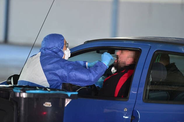 Corona tests will be carried out on Wednesday 25 3 2020 in Saarbrücken in a drive-in at the Mese site The German Armed Forces will support the Association of Statutory Health Insurance Physicians (Kassenärztliche Vereinigung) NOTE bub