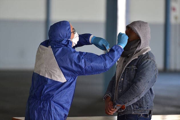 Corona tests will be carried out on Wednesday 25 3 2020 in Saarbrücken in a drive-in at the Mese site The German Armed Forces will support the Association of Statutory Health Insurance Physicians (Kassenärztliche Vereinigung) NOTE bub
