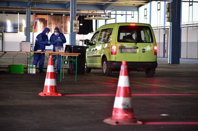 Corona tests will be carried out on Wednesday 25 3 2020 in Saarbrücken in a drive-in at the Mese site The German Armed Forces will support the Association of Statutory Health Insurance Physicians (Kassenärztliche Vereinigung) NOTE bub