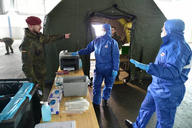 Corona tests will be carried out on Wednesday 25 3 2020 in Saarbrücken in a drive-in at the Mese site The German Armed Forces will support the Association of Statutory Health Insurance Physicians (Kassenärztliche Vereinigung) NOTE bub
