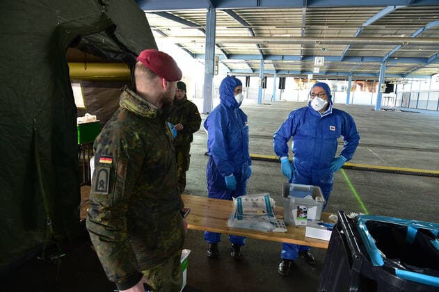 Corona tests will be carried out on Wednesday 25 3 2020 in Saarbrücken in a drive-in at the Mese site The German Armed Forces will support the Association of Statutory Health Insurance Physicians (Kassenärztliche Vereinigung) NOTE bub