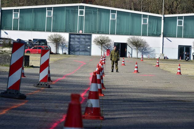 Corona tests will be carried out on Wednesday 25 3 2020 in Saarbrücken in a drive-in at the Mese site The German Armed Forces will support the Association of Statutory Health Insurance Physicians (Kassenärztliche Vereinigung) NOTE bub