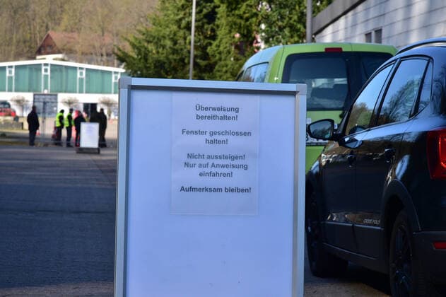 Corona tests will be carried out on Wednesday 25 3 2020 in Saarbrücken in a drive-in at the Mese site The German Armed Forces will support the Association of Statutory Health Insurance Physicians (Kassenärztliche Vereinigung) NOTE bub