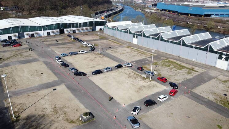 Corona tests will be carried out on Wednesday 25 3 2020 in Saarbrücken in a drive-in at the Mese site The Bundeswehr is supporting the Association of Statutory Health Insurance Physicians bub