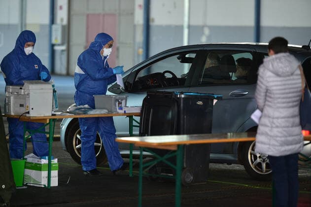 Corona tests will be carried out on Wednesday 25 3 2020 in Saarbrücken in a drive-in at the Mese site The German Armed Forces will support the Association of Statutory Health Insurance Physicians (Kassenärztliche Vereinigung) NOTE bub