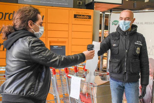 Foto IPP LM Alessio Marini Padova 25 03 2020 emergenza coronavirus - Distribuzione mascherine di carta realizzate dalla Regione Veneto Nella foto: una mascherina viene distribuita all ingresso di un supermercato Italy Photo Press - World Copyright  0