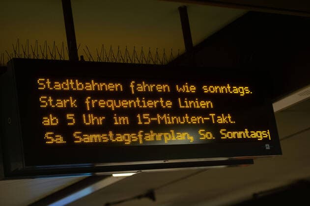 Public transport VVS SSB Stadtbahnhof Hauptbahnhof on Wednesday morning The platforms are mostly empty and people keep to the distance rule Stuttgart Mitte Baden Württemberg Germany Copyright: xLeif-HendrikxPiechowskix
