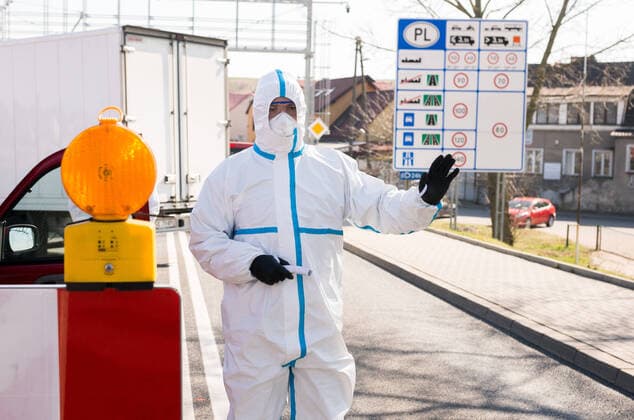 Medical Check Point at the Polish-German border in Krajnik Dolny Sanitary workers examine all the returning people due the coronavirus outbreak at the Medical Check Point at the Polish-German border on March 25, 2020 in Krajnik Dolny, Poland. EN_01420817_0057 