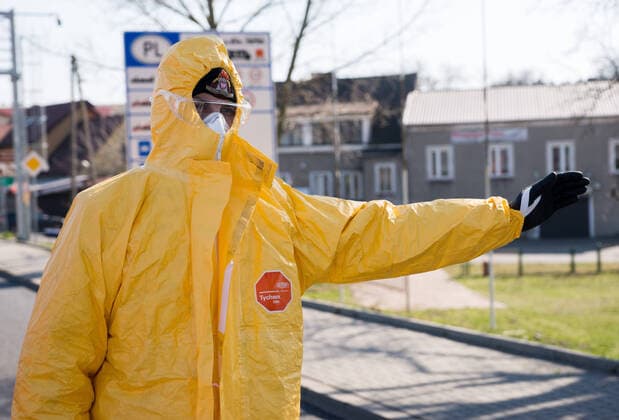 Medical Check Point at the Polish-German border in Krajnik Dolny Sanitary workers examine all the returning people due the coronavirus outbreak at the Medical Check Point at the Polish-German border on March 25, 2020 in Krajnik Dolny, Poland. EN_01420817_0061 