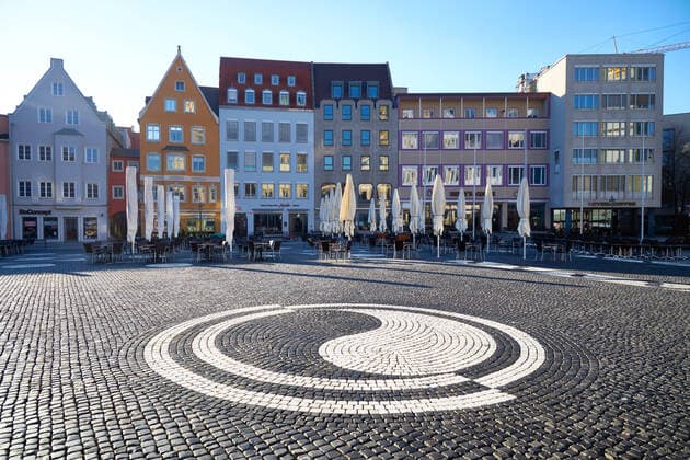 Augsburg, Rathausplatz with empty restaurant seating Where otherwise thousands of people are on the move in the best weather, the Corona Pandemic creates an oppressive scene Augsburg is deserted, Augsburg is a ghost town Augsburg, empty city centre during the Corona crisis