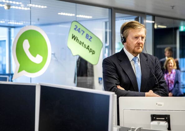26-03-2020 King Willem-Alexander visited, as part of the worldwide crisis coordination activities due to the corona virus (COVID-19), the 24 7 BZ contact center at the Ministry of Foreign Affairs in The Hague. King Willem-Alexander joined a video conference with the chef des postes and some employees of Dutch embassies in Rome and Beijing about the problems they are currently facing.  Copyright: xPPE POOLx