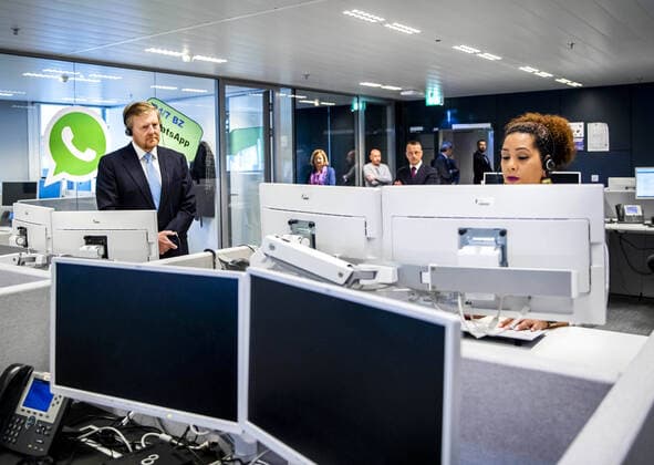 26-03-2020 King Willem-Alexander visited, as part of the worldwide crisis coordination activities due to the corona virus (COVID-19), the 24 7 BZ contact center at the Ministry of Foreign Affairs in The Hague. King Willem-Alexander joined a video conference with the chef des postes and some employees of Dutch embassies in Rome and Beijing about the problems they are currently facing.  Copyright: xPPE POOLx