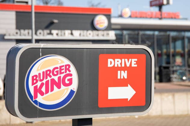 Sign with logo of the fast food chain Burger King, where due to the Covid19 pandemic only the Drive In is open Theme picture, symbol picture, Burger King, logo, Drive In, 26 03 20 Monheim am Rhein NRW Germany Burger King Copyright: xdnet_cdnx