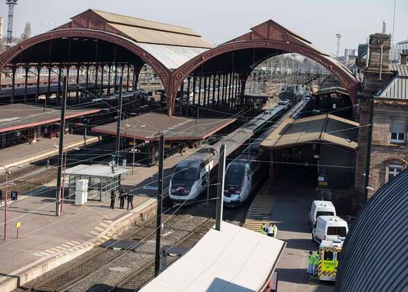 TGV high speed train in Strasbourg, France on March 26, 2020. Preparations for the evacuation to hospitals in the Pays-de-la-Loire region of 20 coronavirus-contaminated patients from Alsace aboard a medicalised TGV an operation unheard of in Europe - began Thursday morning at Strasbourg station. NEWS : Covid 19 Coronavirus en France - Strasbourg - 26 03 2020 ElyxandroCEGARRA PANORAMIC 