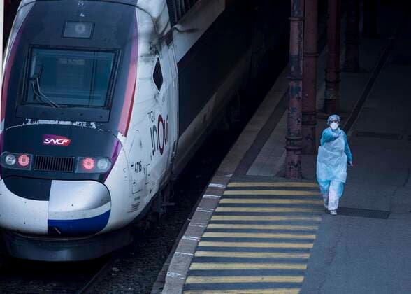 TGV high speed train in Strasbourg, France on March 26, 2020. Preparations for the evacuation to hospitals in the Pays-de-la-Loire region of 20 coronavirus-contaminated patients from Alsace aboard a medicalised TGV an operation unheard of in Europe - began Thursday morning at Strasbourg station. NEWS : Covid 19 Coronavirus en France - Strasbourg - 26 03 2020 ElyxandroCEGARRA PANORAMIC 