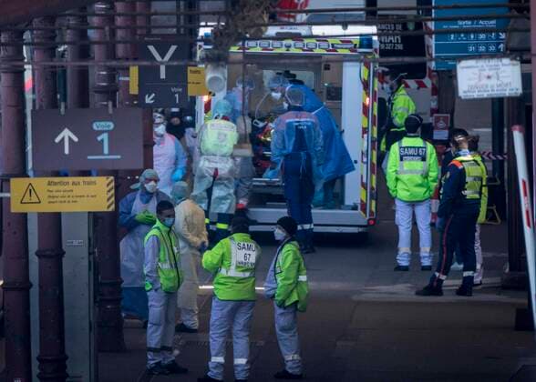 TGV high speed train in Strasbourg, France on March 26, 2020. Preparations for the evacuation to hospitals in the Pays-de-la-Loire region of 20 coronavirus-contaminated patients from Alsace aboard a medicalised TGV an operation unheard of in Europe - began Thursday morning at Strasbourg station. NEWS : Covid 19 Coronavirus en France - Strasbourg - 26 03 2020 ElyxandroCEGARRA PANORAMIC 