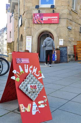 Corona crisis food supply pantry west from restaurant to grocery store and asks for many fresh things, cheese, wine in the time when many restaurants and caterers close down, have to close down In the picture Dorit Münzer Bock Stuttgart Baden Wuerttemberg Germany Copyright: xMaxxKovalenkox