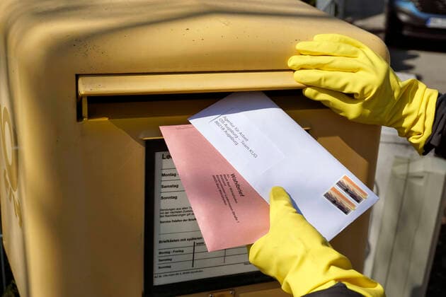 26 03 2020, Local Council Election, Mayor Election in Bavaria 2020, Electoral District Bad Wörishofen in Bavaria A run-off vote is necessary, here a citizen votes by postal vote and throws the envelope with protective gloves into a letterbox, together with a letter for the Employment Agency 26 03 2020, Local Council Election 2020 26 03 2020, Local Council Election 2020