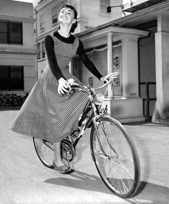 AUDREY HEPBURN bicycles to soundstage where she is filming SABRINA, 1954 Courtesy Everett Collection !ACHTUNG AUFNAHMEDATUM GESCHÃ„TZT! PUBLICATIONXNOTxINxCANxCHNxFRAxITAxJPNxNORxPOLxRUSxESPxUKxUSA Copyright: xCourtesyxEverettxCollectionx PBDAUHE EC070