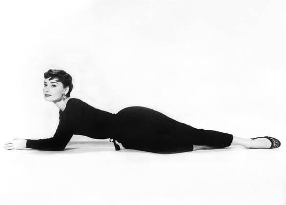 Audrey Hepburn, in a publicity shot for SABRINA (1954) Courtesy Everett Collection !ACHTUNG AUFNAHMEDATUM GESCHÃ„TZT! PUBLICATIONXNOTxINxCANxCHNxFRAxITAxJPNxNORxPOLxRUSxESPxUKxUSA Copyright: xCourtesyxEverettxCollectionx PBDAUHE EC119