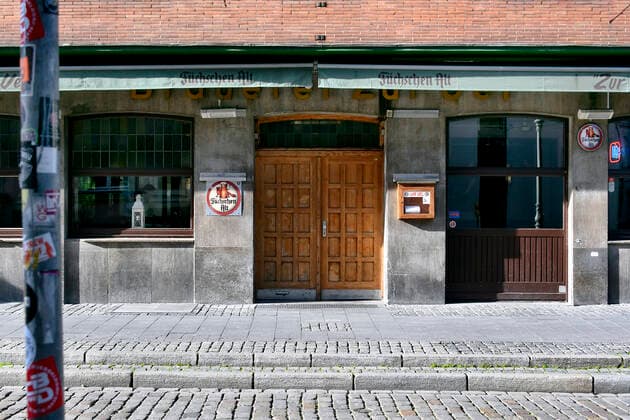 Empty streets in Düsseldorf during the corona crisis, Zur Uel, Ratinger Strasse Symbol image Feature City City life Corona Corona Corona crisis Coronavirus Virus Crisis Pandemic Epidemic Curfew Curfew empty Closed Ratinger Brauerei Altstadt Old Town Old Beer Zur Uel Pub Pubs Old Town Pub