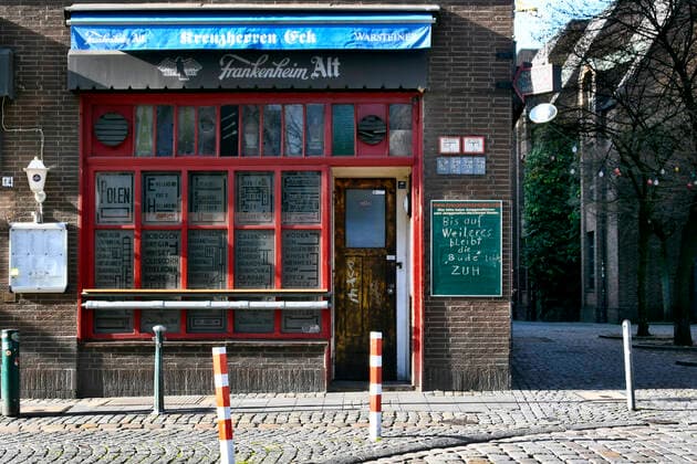 Empty streets in Düsseldorf during the corona crisis, Kreuzherren Eck, Ratinger Strasse Symbol image Feature City City life Corona Corona Corona crisis Coronavirus Virus Crisis Pandemic Epidemic Epidemic Curfew Curfew empty Closed Ratinger Brauerei Altstadt Altbier Pub Pubs Altstadt pub