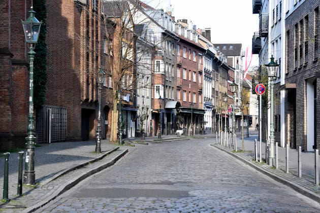 Empty streets in Düsseldorf during the corona crisis, Ratinger Strasse symbol image feature city city life Corona corona crisis coronavirus virus crisis pandemic epidemic curfew curfew empty closed Ratinger brewery old town old beer pub pubs old town pubs
