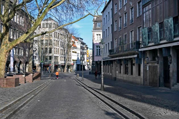 Empty streets in Düsseldorf during corona crisis, brewery Uerige, Rheinstrasse Symbol image Feature City City life Corona Corona corona crisis Coronavirus virus crisis Pandemic Epidemic Epidemic Curfew Curfew empty Closed brewery Old town Old beer Pubs Pubs Old town pubs Uerige