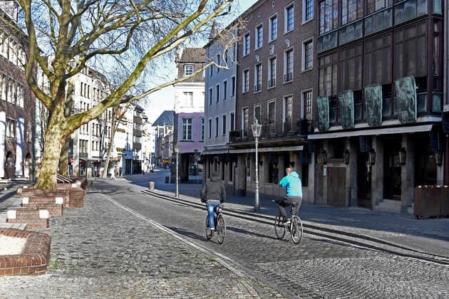 Empty streets in Düsseldorf during corona crisis, brewery Uerige, Rheinstrasse Symbol image Feature City City life Corona Corona corona crisis Coronavirus virus crisis Pandemic Epidemic Epidemic Curfew Curfew empty Closed brewery Old town Old beer Pubs Pubs Old town pubs Uerige