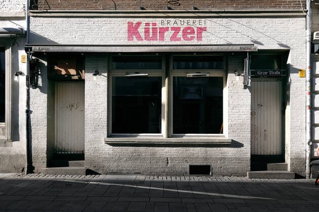 Empty streets in Düsseldorf during the Corona crisis, brewery Kuerzer, short street Symbol image Feature City City life Corona Corona Corona crisis Coronavirus Virus crisis Pandemic Epidemic Epidemic Curfew Curfew empty Closed brewery Old town Old beer Pubs Pubs Old town pubs Kuerzer