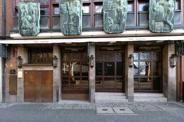 Empty streets in Düsseldorf during corona crisis, brewery Uerige, Rheinstrasse Symbol image Feature City City life Corona Corona corona crisis Coronavirus virus crisis Pandemic Epidemic Epidemic Curfew Curfew empty Closed brewery Old town Old beer Pubs Pubs Old town pubs Uerige