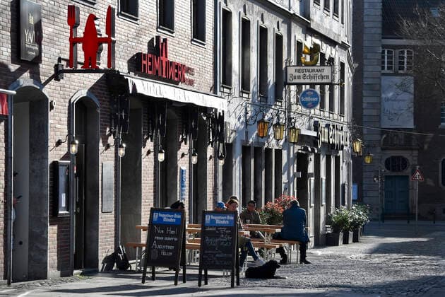 Empty streets in Düsseldorf during Corona Crisis, Do-it-yourself, To the boat, Harbour street Symbol image Feature City City life Corona Corona Corona crisis Coronavirus Virus Crisis Pandemic Epidemic Epidemic Curfew Curfew empty Closed Brewery Old town Old beer Pub Pubs Old town pubs Do-it-yourself