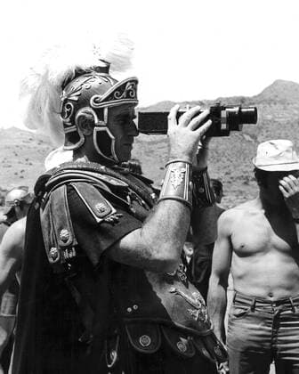 Director and star Charlton Heston lines up a shot on location for ANTONY AND CLEOPATRA, 1973 Courtesy Everett Collection !ACHTUNG AUFNAHMEDATUM GESCHÃ„TZT! PUBLICATIONXNOTxINxCANxCHNxFRAxITAxJPNxNORxPOLxRUSxESPxUKxUSA Copyright: xCourtesyxEverettxCollectionx PBDCHHE EC040