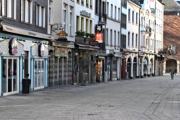 Empty streets in Düsseldorf during corona crisis, Berger Strasse symbol image feature city city life corona corona crisis coronavirus virus crisis pandemic epidemic curfew curfew empty closed brewery old town old beer pub pubs old town pubs