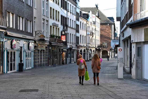 Empty streets in Düsseldorf during corona crisis, Berger Strasse symbol image feature city city life corona corona crisis coronavirus virus crisis pandemic epidemic curfew curfew empty closed brewery old town old beer pub pubs old town pubs