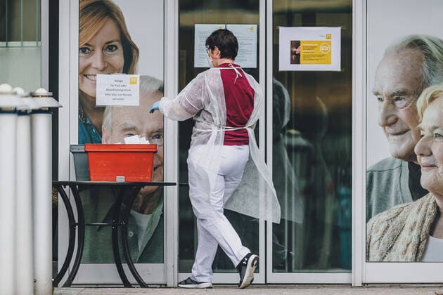 Uttendorf 26 03 2020, Uttendorf, AUT, coronavirus crisis, Austria, in the picture Employee with protective clothing Picking up the posted mail One of the employees is sick All residents and employees are now being tested for SARS CoV 2 The home has been quarantined duri  EP_fei