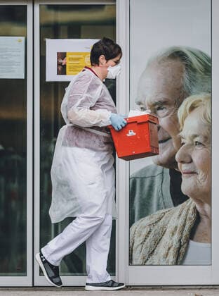 Uttendorf 26 03 2020, Uttendorf, AUT, coronavirus crisis, Austria, in the picture Employee with protective clothing Picking up the posted mail One of the employees is sick All residents and employees are now being tested for SARS CoV 2 The home has been quarantined duri  EP_fei