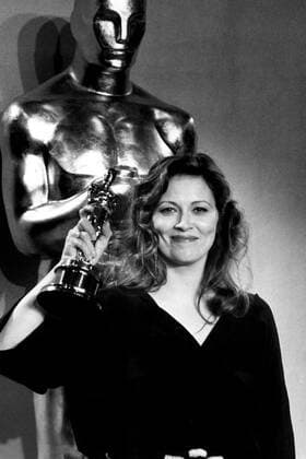 OSCARS. Beste Hauptdarstellerin. PreistrÃ¤gerinnen 1971-1980 FAYE DUNAWAY triumphiantly holds up her Best Actress Oscar for NETWORK, 1977 Courtesy Everett Collection !ACHTUNG AUFNAHMEDATUM GESCHÃ„TZT! PUBLICATIONXNOTxINxCANxCHNxFRAxITAxJPNxNORxPOLxRUSxESPxUKxUSA Copyright: xCourtesyxEverettxCollectionx PBDFADU EC005