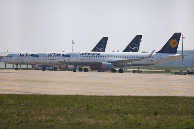 Hanover, 26 03 2020, Hanover Airport, HAJ, Due to the spread of the corona virus, almost all flights have been suspended, Lufthansa, aircraft on the tarmac, Airbus A320 200, Lufthansa logo,