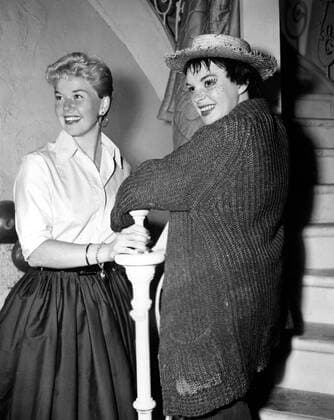Doris Day visiting Judy Garland on the set of A STAR IS BORN, 1954 Courtesy Everett Collection !ACHTUNG AUFNAHMEDATUM GESCHÃ„TZT! PUBLICATIONXNOTxINxCANxCHNxFRAxITAxJPNxNORxPOLxRUSxESPxUKxUSA Copyright: xCourtesyxEverettxCollectionx PBDJUGA EC093