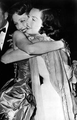 OSCARS. Beste Hauptdarstellerin. PreistrÃ¤gerinnen 1941-1950 LORETTA YOUNG gets a congratulatory hug from ROSALIND RUSSELL after winning her Best Actress Oscar for THE FARMER S DAUGHTER, 1948 Courtesy Everett Collection !ACHTUNG AUFNAHMEDATUM GESCHÃ„TZT! PUBLICATIONXNOTxINxCANxCHNxFRAxITAxJPNxNORxPOLxRUSxESPxUKxUSA Copyright: xCourtesyxEverettxCollectionx PBDLOYO EC006